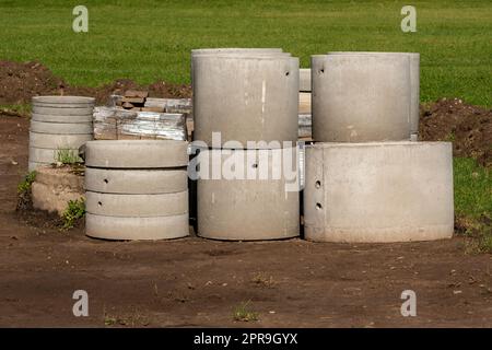 Anelli in cemento armato per pozzi e fognature Foto Stock