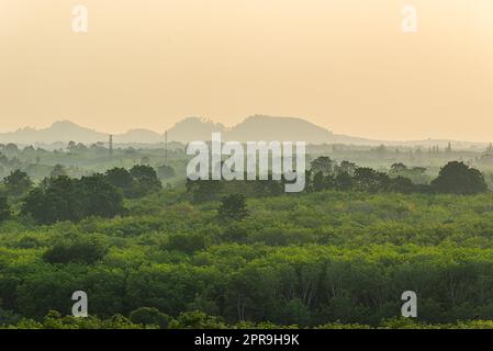 Vista del colorato e suggestivo tramonto del cielo o dell'alba con sfondo nuvoloso Foto Stock