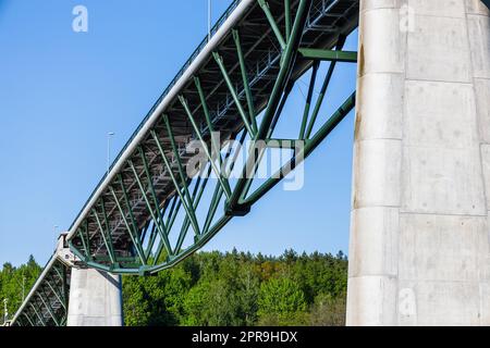 Massiccia struttura industriale del ponte in acciaio e cemento Foto Stock