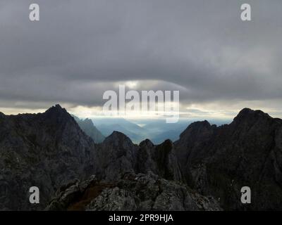 Montagna che attraversa le montagne di Hackenkopfe, Tirolo, Austria Foto Stock