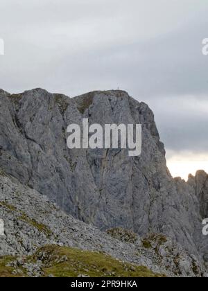 Montagna che attraversa le montagne di Hackenkopfe, Tirolo, Austria Foto Stock