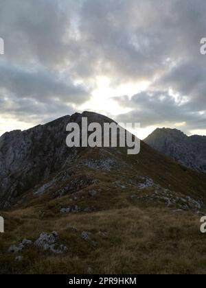 Montagna che attraversa le montagne di Hackenkopfe, Tirolo, Austria Foto Stock