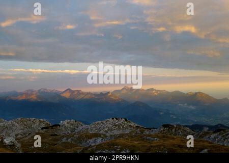 Montagna che attraversa le montagne di Hackenkopfe, Tirolo, Austria Foto Stock