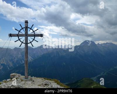 Cima attraversa il monte Hoher Burgstall a Stubai sentiero escursionistico ad alta quota, giro 1 in Tirolo, Austria Foto Stock