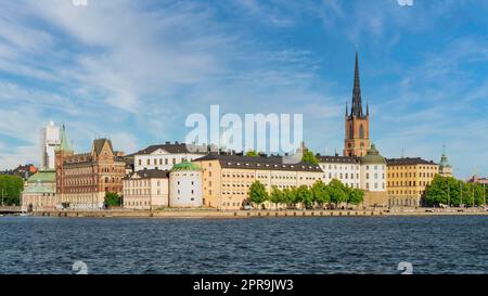 Vista dal municipio che si affaccia sull'isola di Riddarholmshamnen, con i famosi edifici e la torre della chiesa di Riddarholmen, Stoccolma Foto Stock