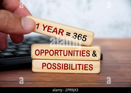 365 testo di opportunità e possibilità su blocchi di legno sulla tastiera. Foto Stock