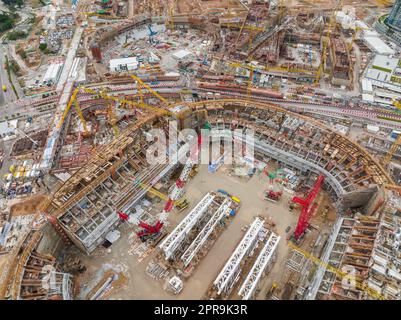 Hong Kong 21 dicembre 2021: Vista dall'alto verso il basso del cantiere di costruzione nella nuova città di Kai Tak Foto Stock