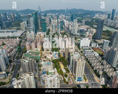 Shenzhen, Cina, 21 gennaio 2022: Il drone sorvola la città di Shenzhen, quartiere di Futian Foto Stock