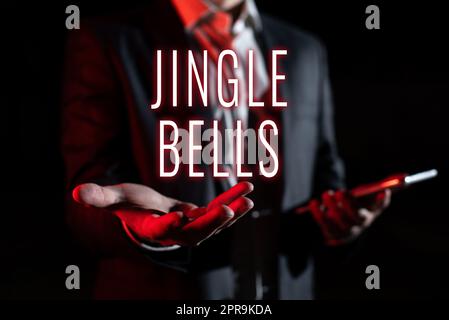 Ispirazione che mostra il segno Jingle Bells. Internet Concept la più famosa canzone natalizia tradizionale in tutto il mondo uomo d'affari in abito con un nuovo messaggio importante in una mano. Foto Stock