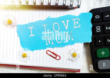 Testo di calligrafia i Love Mom. Word for Good Feelings about my Mother Affection Lovely Happy New Ideas Writed on Ripped Paper over notebook with Flowers Around. Foto Stock