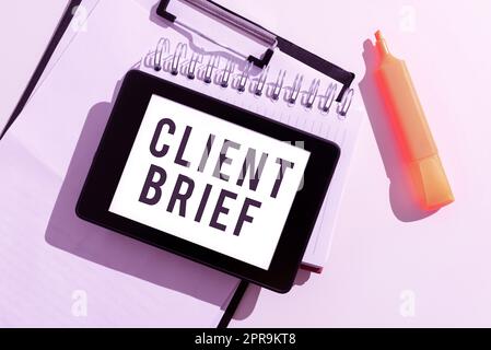 Descrizione sintetica del client per la scrittura a mano. Testo scritto su Un documento limitato dai termini dei clienti e del tablet dell'agenzia con un messaggio importante su Appunti, notebook e Marker. Foto Stock