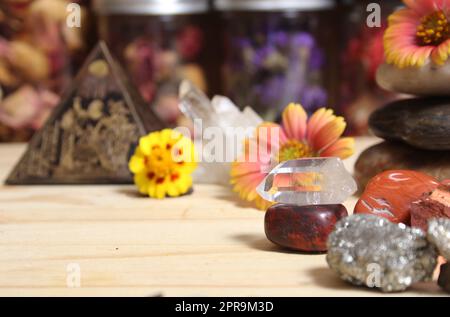 Cono incenso su lastra di pietra con cristalli e fiori Foto Stock