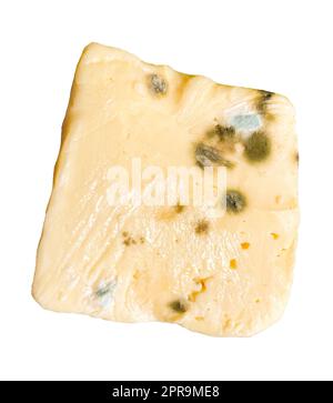 pezzo di formaggio ammuffito su fondo bianco. Foto Stock