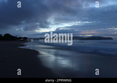 Sliver Morning. Riflessi a Geriba Beach, Buzios, Brasile. Foto Stock