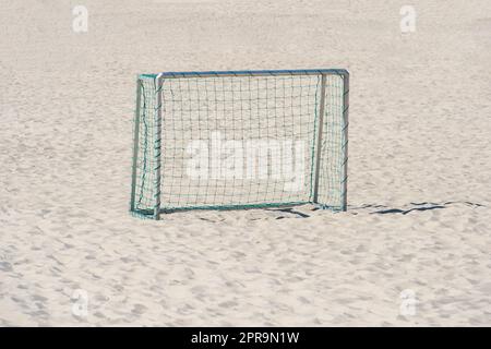 Porta di calcio e pallamano con rete sulla sabbia. Poster con tema sportivo orizzontale, biglietti d'auguri, intestazioni, sito Web e app Foto Stock