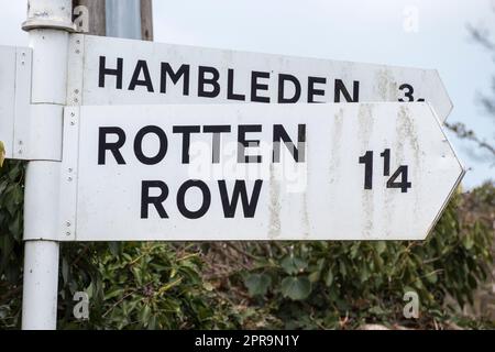 Indicazione stradale locale per "Rotten Row" a Hambleden, Henley-on-Thames, Regno Unito. Foto Stock