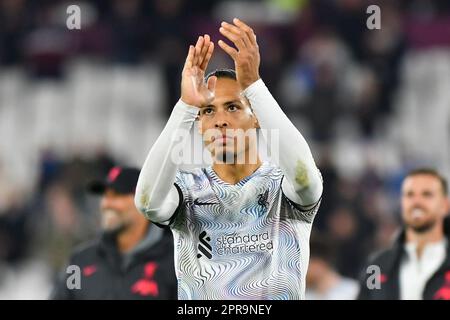 Virgil van Dijk di Liverpool applaude i tifosi dopo la partita della Premier League tra West Ham United e Liverpool al London Stadium di Stratford mercoledì 26th aprile 2023. (Foto: Ivan Yordanov | NOTIZIE MI) Credit: NOTIZIE MI & Sport /Alamy Live News Foto Stock