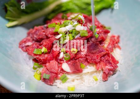 Spaghetti con fetta di manzo crudo, famosa cucina a Kinmen di Taiwan Foto Stock