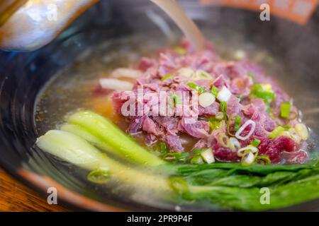 Spaghetti con fetta di manzo crudo, famosa cucina a Kinmen di Taiwan Foto Stock