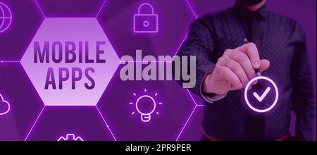 Didascalia di testo che presenta le app mobili. Le parole scritte su piccoli programmi sono fatte per funzionare su telefoni come app store o un uomo d'affari di app store in tuta che tiene un blocco note a simboleggiare il successo del lavoro di squadra. Foto Stock