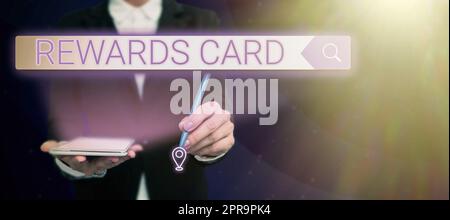 Tessera Rewards scritta a mano. Vetrina aziendale aiuta a guadagnare punti in contanti miglia dagli incentivi di acquisto quotidiani Lady in Suit Holding Pen, che simboleggia il successo del lavoro di squadra. Foto Stock