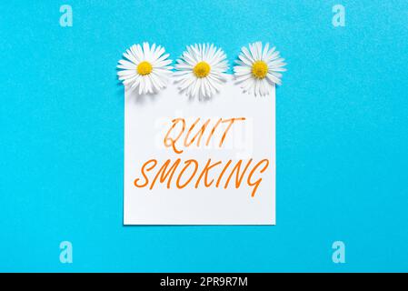 Scrittura visualizzazione testo Quit Smoking. Foto concettuale che interrompe o interrompe l'uso della dipendenza da tabacco Sticky Note con messaggi importanti con tre fiori sopra. Foto Stock