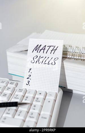 Scrittura visualizzazione di testo abilità matematiche. Idea di business iniziare a imparare come contare i numeri aggiungere dividere utilizzare equazione messaggio importante presentato su pezzo di carta sulla scrivania con tastiera. Foto Stock