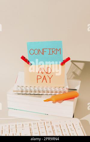 Confirm e Pay della didascalia concettuale. Vetrina aziendale controlla i tuoi acquisti ed effettua una conferma di pagamento messaggi importanti presentati su un pezzo di carta sulla scrivania con i libri. Foto Stock