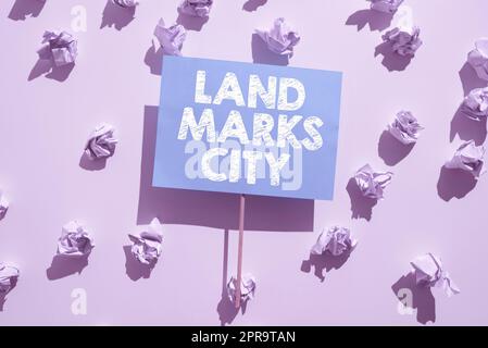 Cartello di testo che mostra Land Marks City. Approccio aziendale importanti luoghi di architettura nelle città da visitare Note stropicciate sotto il pezzo di carta con importante messaggio incollato su Stick. Foto Stock