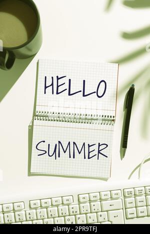 Cartello di testo che mostra Hello Summer. Panoramica aziendale l'accoglienza della stagione più calda dell'anno arriva dopo la primavera notebook con nuove idee su entrambi i lati su scrivania con caffè, penna e tastiera Foto Stock