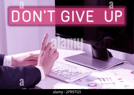 Cartello che mostra Don T Not Let Up. Panoramica aziendale determinata perseveranza continua a credere in te stessa donna che scrive aggiornamenti sul giro d'alto piano e indica nuove idee con un solo dito. Foto Stock