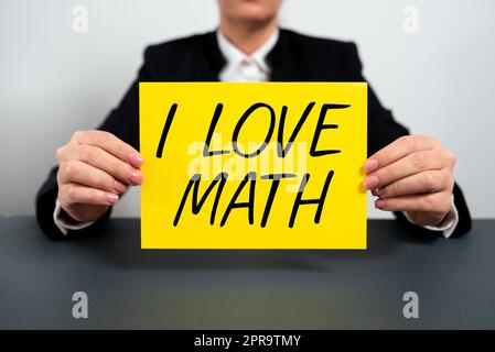 Didascalia di testo che presenta i Love Math. Word per piacere molto fare calcoli matematici numero geek persona d'affari che tiene nota con un messaggio importante sulla scrivania di Office. Foto Stock