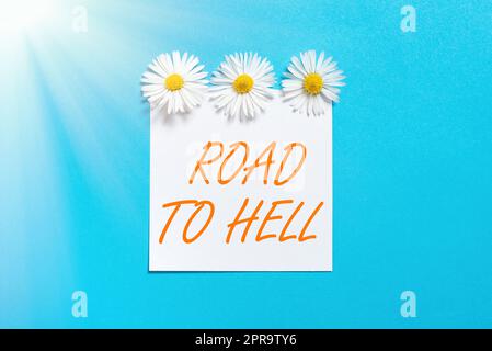 Ispirazione che mostra il cartello Road to Hell. Parola scritta su un passaggio estremamente pericoloso Dark Ri viaggio non sicuro Nota adesiva con messaggi importanti con tre fiori sopra. Foto Stock