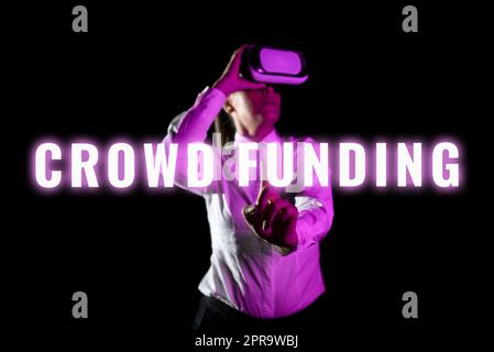 Scrittura visualizzazione di crowdfunding di testo. Business idea raccolta fondi Kickstarter Startup Pledge Platform donazioni donna utilizzando Virtual Reality Simulator e gesturing durante la formazione. Foto Stock