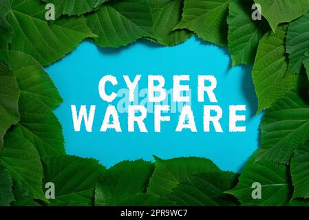 Visualizzazione concettuale di Cyber Warfare. Business Concept Virtual War hacker System attacca Digital Thief Stalker informazioni importanti scritte su carta sotto molte foglie. Foto Stock