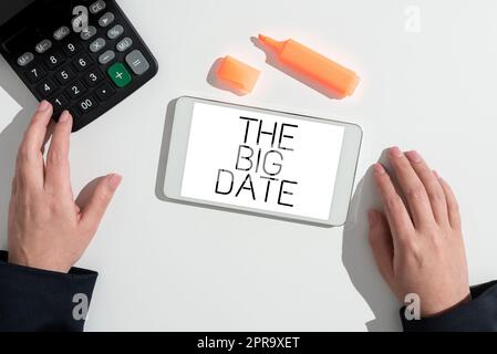 Didascalia concettuale il grande appuntamento. Panoramica aziendale giorno importante per una donna che festeggia il matrimonio di coppia e presenta nuove idee su tablet on desk con marcatore e calcolatore. Foto Stock