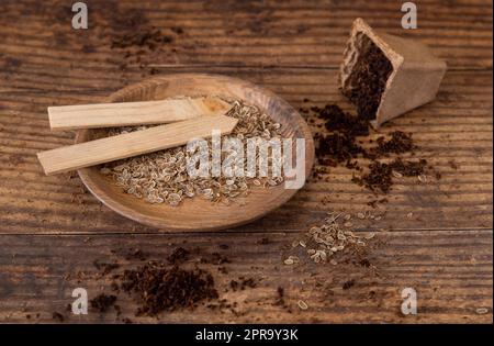 Semi di erbe di aneto e pentola biodegradabile su un tavolo di legno da vicino. Giardinaggio urbano Foto Stock