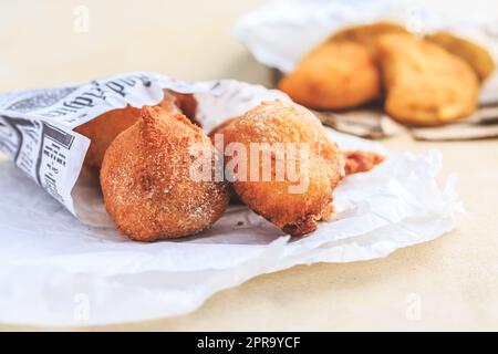 Finger food e Street food - palle di cagliata fritte Foto Stock