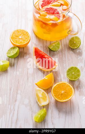 Limonata di agrumi o tè ghiacciato. Bere con limoni e arance fresche. Cocktail al limone con succo di frutta e ghiaccio Foto Stock