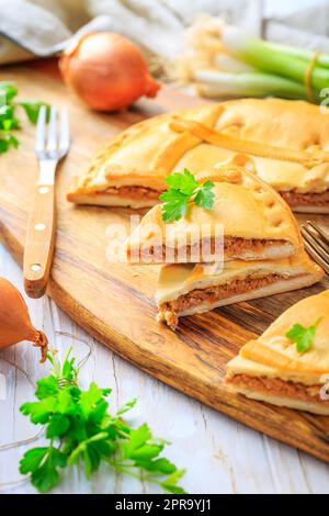 Empanada - torta tradizionale ripiena di tonno, cucina galiziana e spagnola. Foto Stock