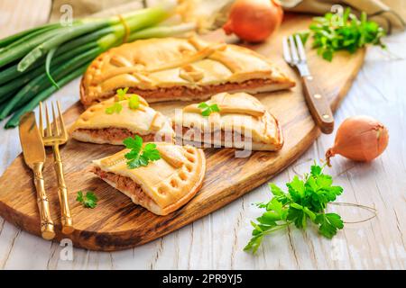 Empanada - torta tradizionale ripiena di tonno, cucina galiziana e spagnola. Foto Stock