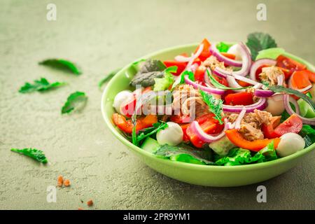 Insalata di tonno con mozzarella, cipolle e senape verde giapponese Foto Stock