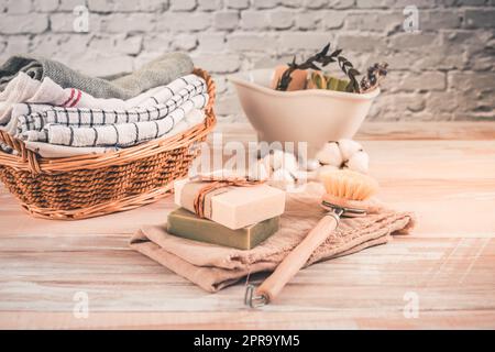 Saponi da bar naturali fatti a mano e asciugamani in cotone. Stile di vita etico e sostenibile a zero rifiuti Foto Stock