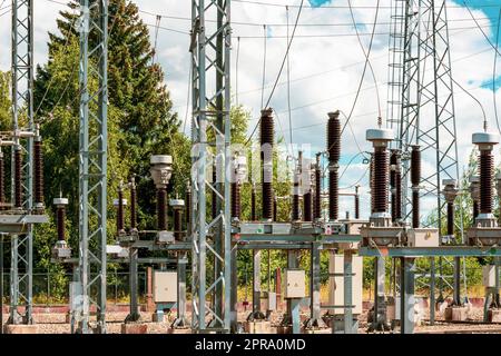 Distribuzione di energia elettrica in una grande sottostazione con molte linee elettriche Foto Stock