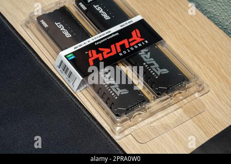 Una scatola di nuovissimi stick RAM Kingston Fury Beast DDR4 3200, aggiornamento della memoria del computer concetto semplice, nessuno oggetto dettaglio primo piano prodotto girato desktop Foto Stock