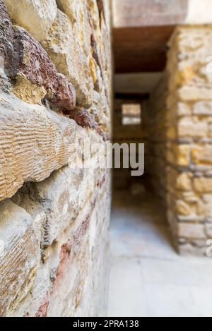 Colpo offuscato del vecchio passaggio di mattoni di pietra abbandonati Foto Stock