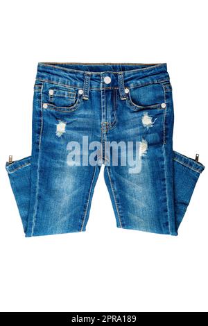 Jeans ragazze isolato. Eleganti pantaloni jeans blu donna ripiegati e alla moda, isolati su sfondo bianco. Pantaloni jeans alla moda per bambini. Foto Stock