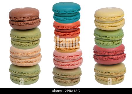 Pasticcini, dessert e dolci. Set collage di vari biscotti multicolori originali francesi macaroon isolati su uno sfondo bianco. Come pistacchio verde, limone giallo, fragola rossa, cioccolato marrone o macaron di lamponi rossi. Foto Stock