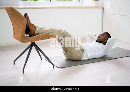 Addome muscolare scricchiola esercizio con sedia Foto Stock