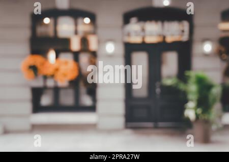 Immagine sfocata della vetrina o dello sfondo della caffetteria. Foto Stock